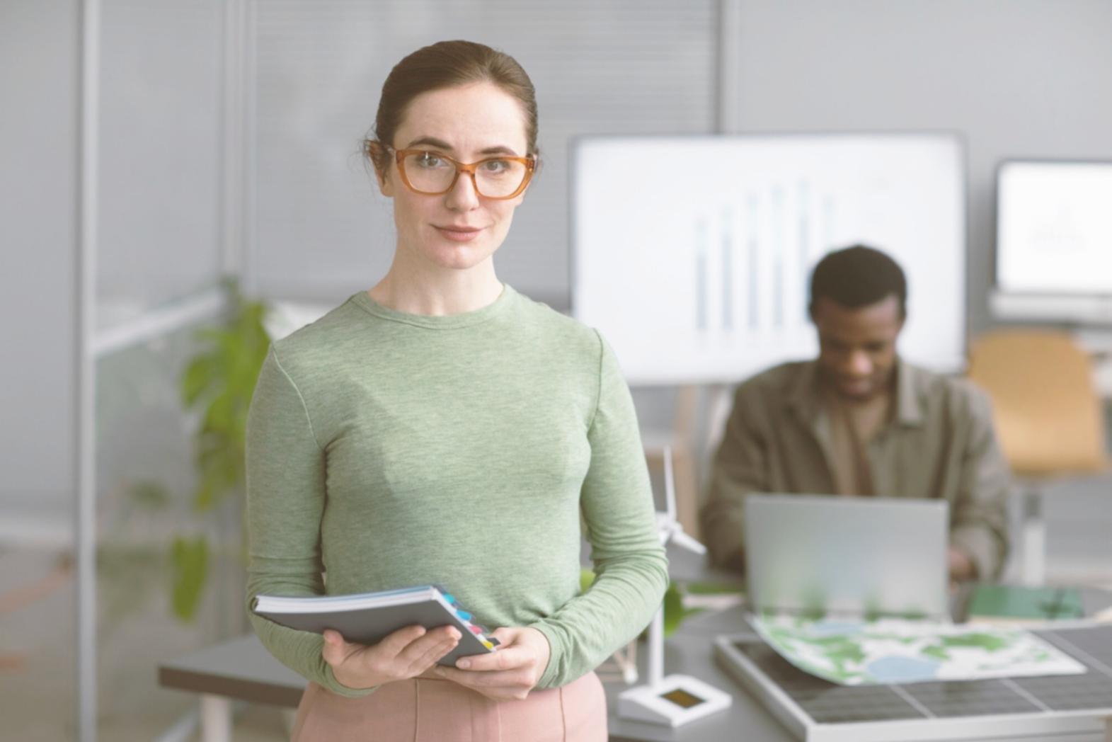 Profesionales analizando estrategias financieras creativas en sesión de trabajo